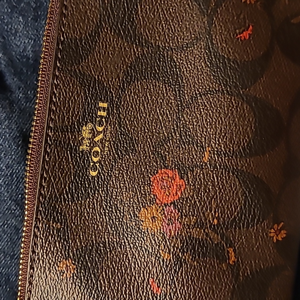 Coach wristlet - Picture 2 of 5